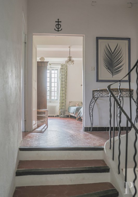 An 18th century bastide surrounded by vineyards and olive trees on the heights of Ollioules in the Var - photo  n°18